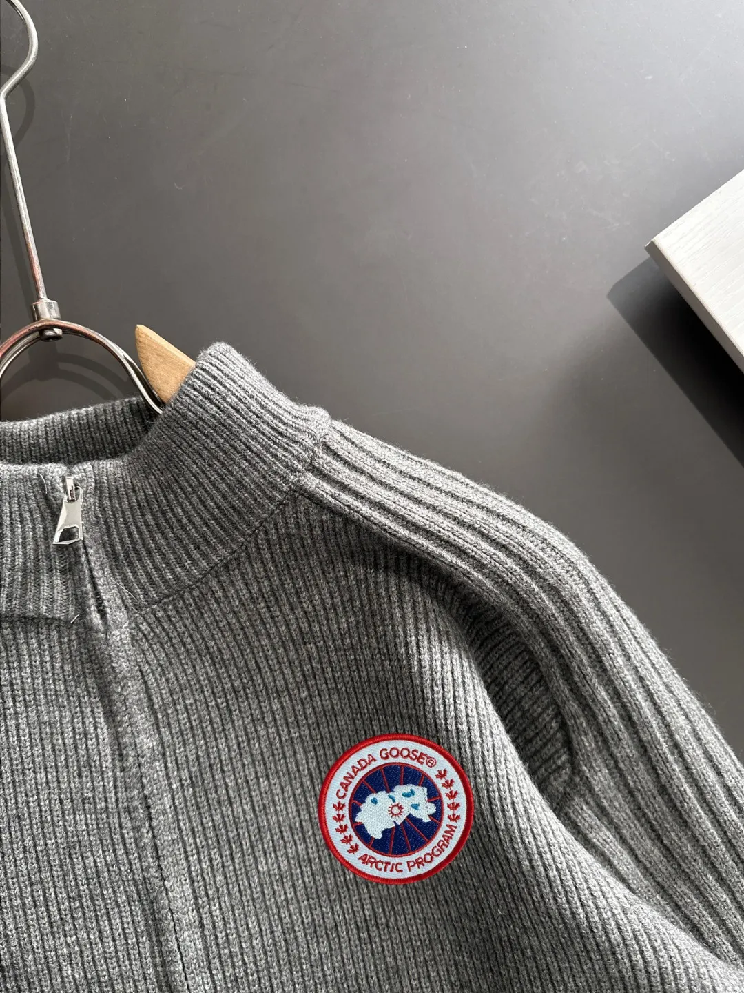 Next day shipping P460 Big Goose 2025 official website latest winter sweater, popular items are on sale at the counter simultaneously! Specially made of wool blended fabric. It feels comfortable and can be directly in contact with the skin. The logo badge is exquisitely embroidered, which is extremely eye-catching! The details highlight the fashionable charm of big brands. Exquisite workmanship. Three-dimensional cutting style. The wearing effect is invincible and handsome! All three standards are complete! Size: M-2XL